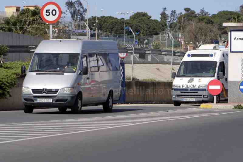 Sale de Melilla un primer grupo de inmigrantes hacia centros de la península