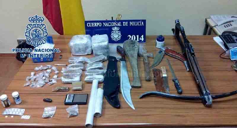 La Policía Nacional detiene en una vivienda deshabitada a cinco jóvenes, presuntos autores de un delito contra la salud pública