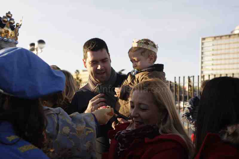 Melilla vivió ayer un día mágico con la llegada de los Reyes Magos y su espectacular cabalgata