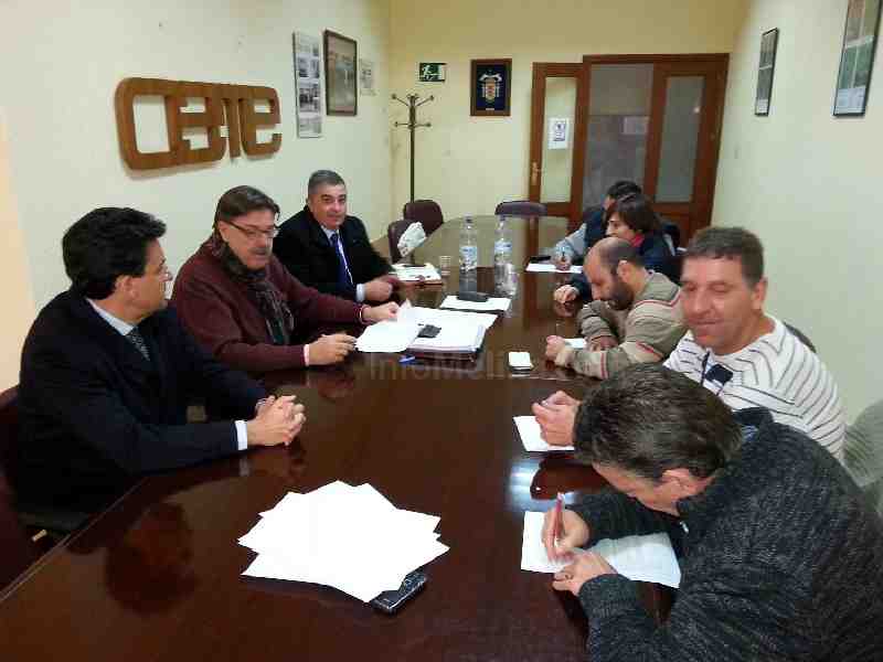 Patronal y sindicatos durante la firma del convenio