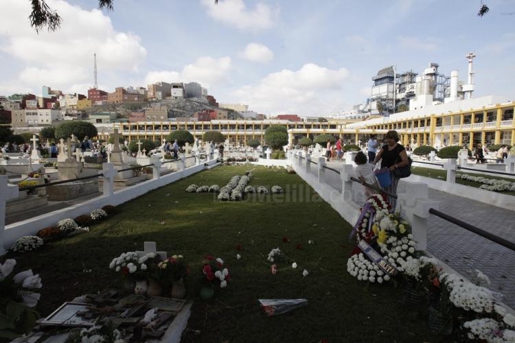 Cientos de melillenses celebran el Día de Todos los Santos visitando el Cementerio de la Purísima Concepción
