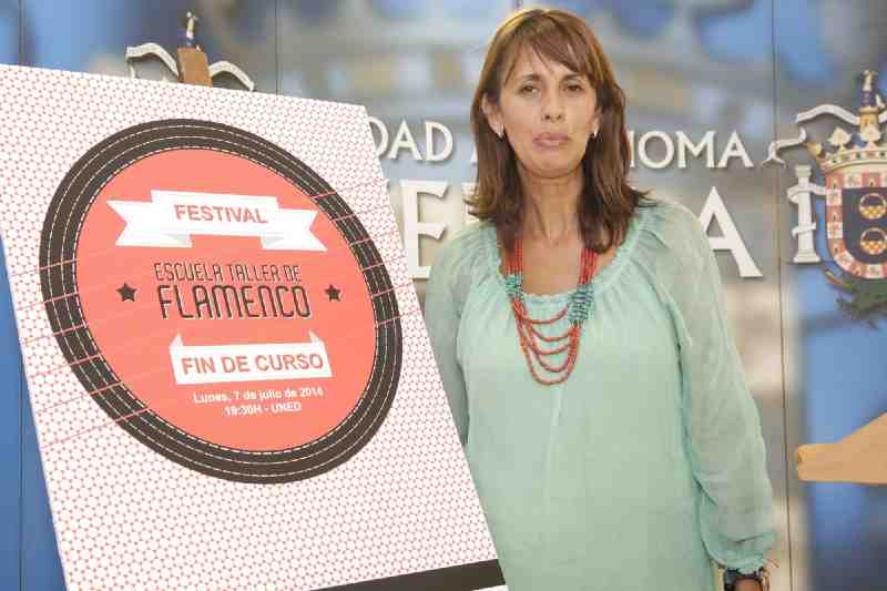 Fadela Mohatar junto al cartel anunciador