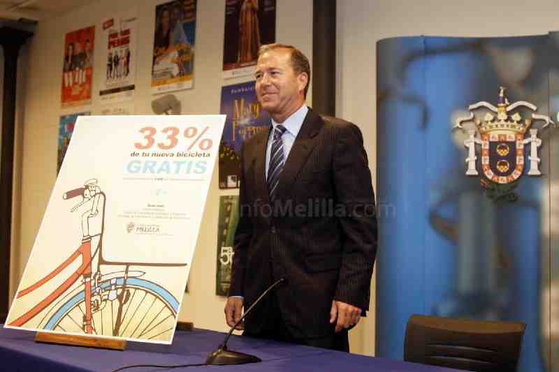 Marín junto al cartel anunciador