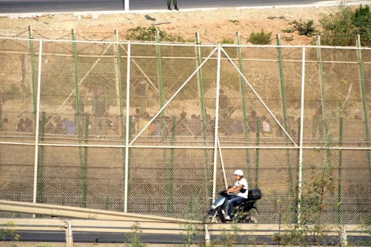 Unos 1.000 inmigrantes subsaharianos han protagonizado un nuevo intento de entrada a Melilla, aunque ninguno lo ha logrado