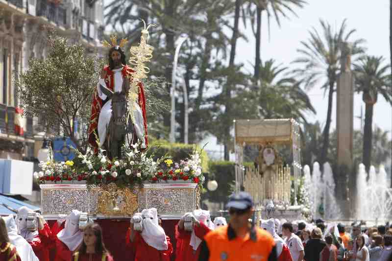 La Pollinica y Nuestra Señora de Gracia y Esperanza hacen su estación de penitencia en un Domingo de Ramos bañado por un sol radiante