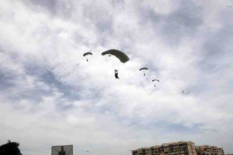 La Patrulla Acrobática Paracaidista del Ejercito del Aire abre los actos del Día de Melilla con una exhibición de saltos en la playa de Los Cárabos