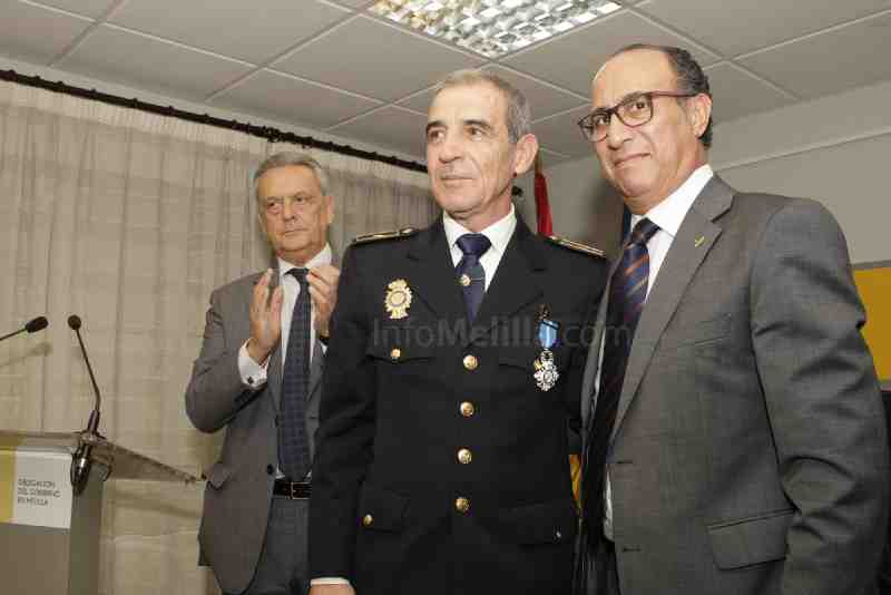 La Policía Nacional entrega las condecoraciones a la Orden del Mérito Civil a cuatro miembros de la Jefatura de Melilla
