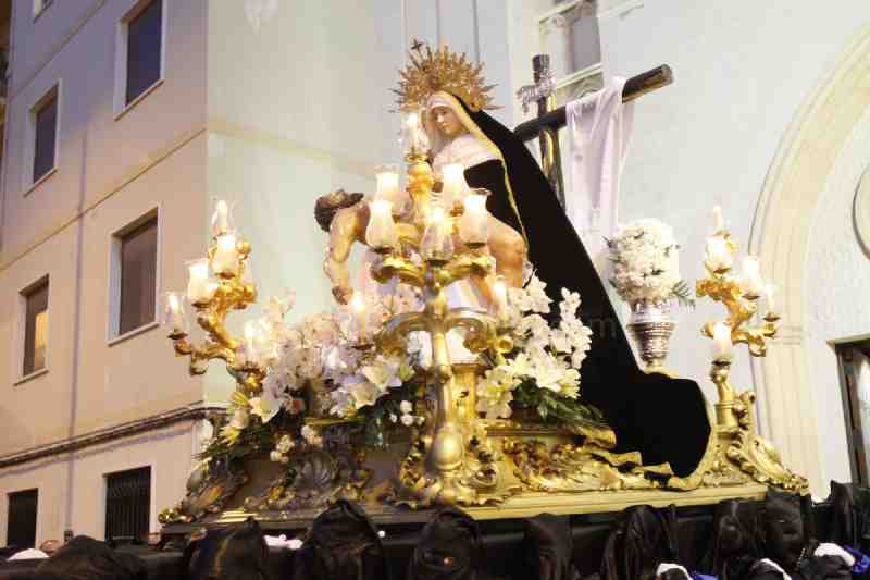 El dolor por la muerte de Cristo inunda las calles de Melilla en una excepcional noche de Viernes Santo