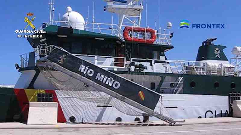 La Guardia Civil interviene trece toneladas de hachís en el interior de una embarcación en el mar de Alborán