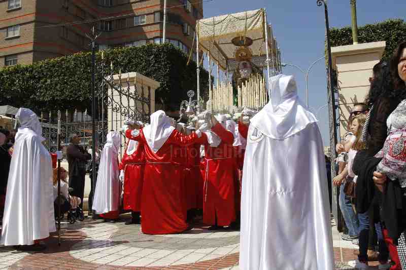 La Pollinica y Nuestra Señora de Gracia y Esperanza hacen su estación de penitencia en un Domingo de Ramos bañado por un sol radiante
