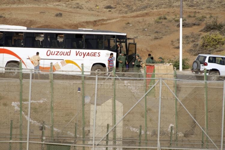 Unos 1.000 inmigrantes subsaharianos han protagonizado un nuevo intento de entrada a Melilla, aunque ninguno lo ha logrado