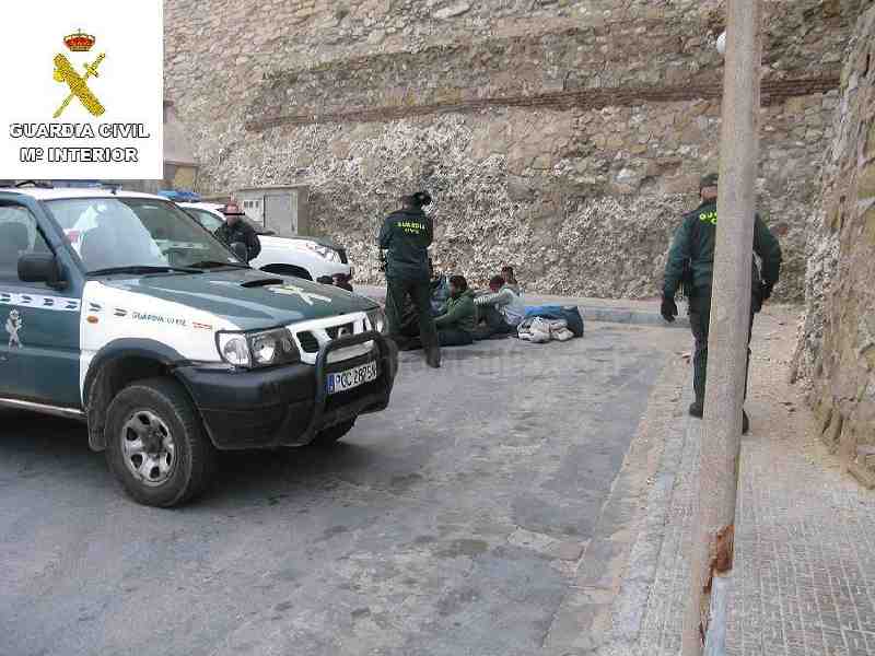 La Guardia Civil localiza a 78 inmigrantes, la mayoría de ellos menores, ocultos en las inmediaciones del puerto en tan sólo dos días
