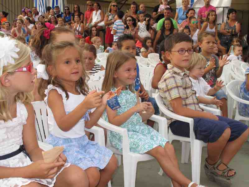 Diversión y mucho baile en las dos actuaciones de 'Cantajuegos' en la Feria de Melilla