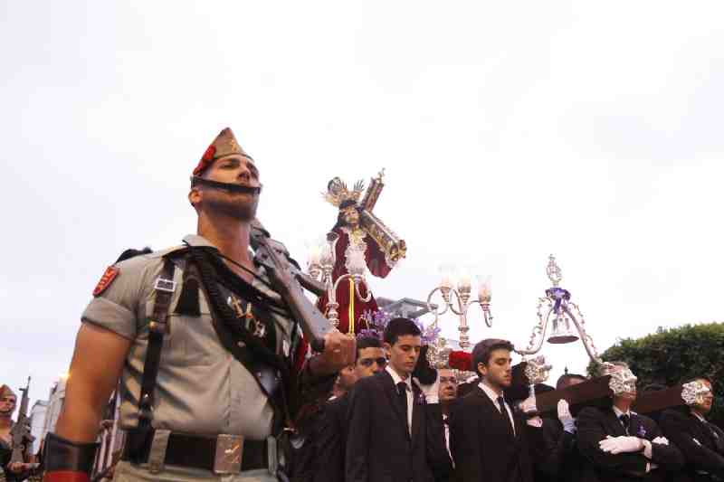 El lento y acompasado caminar del Nazareno de Melilla inunda la noche del Miércoles Santo