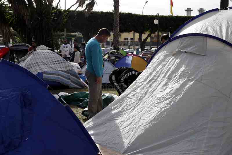 Los inmigrantes sirios abandonan la concentración tras obtener del Gobierno el compromiso de agilizar su traslado a la Península