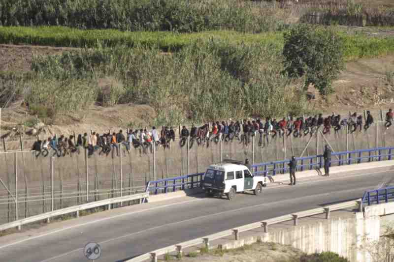 Unos 700 inmigrantes intentan sobrepasar la valla de Melilla y alrededor de 30 lo consiguen
