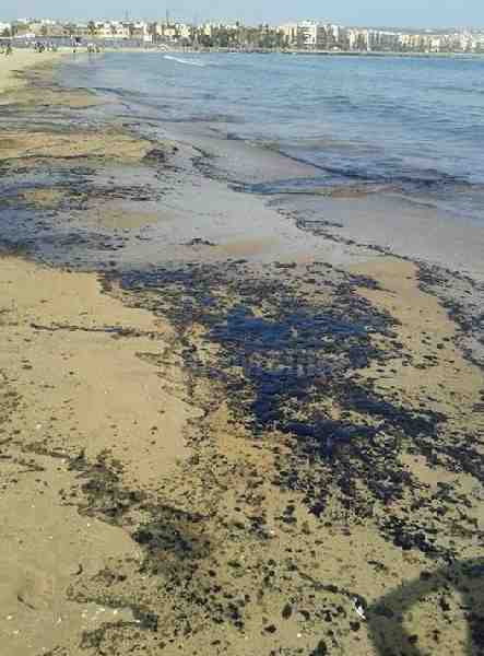 Una marea de combustible contaminó la Playa de la Hípica durante el pasado fin de semana