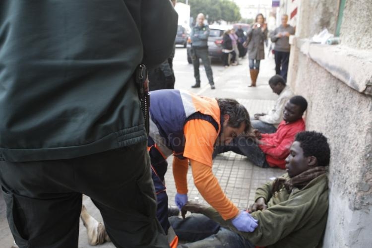 Alrededor de 60 inmigrantes han logrado entrar a Melilla tras un salto masivo protagonizado por unos 150