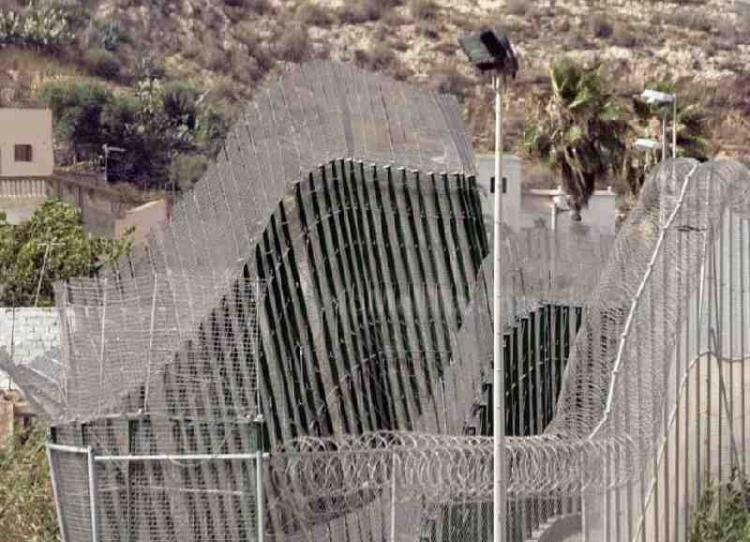 La Guardia Civil y Marruecos han impedido hoy que alrededor de 100 inmigrantes salten la valla Melilla