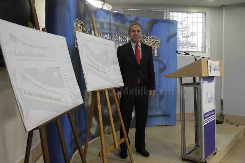 Miguel Marín consejero de Fomento, junto a los planos del proyecto