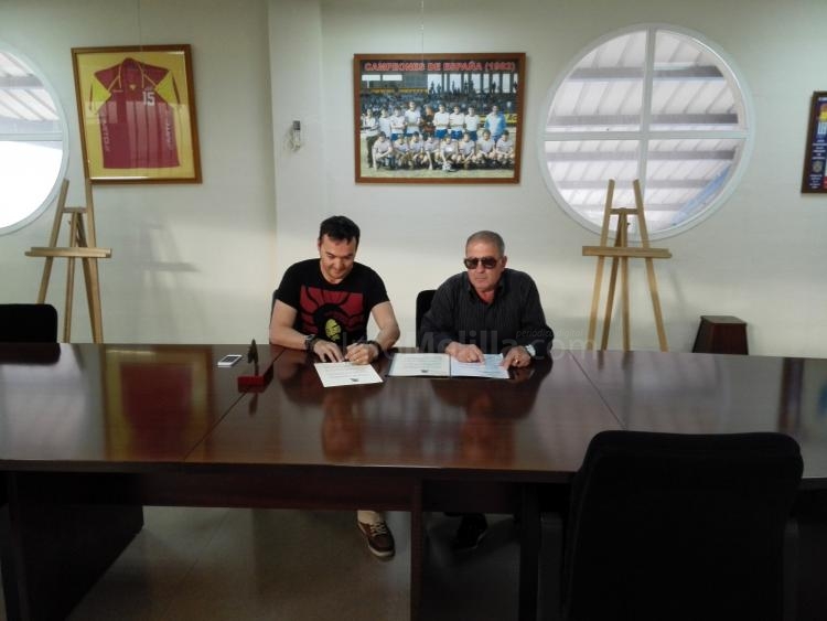 Tete Moreno y Avelino Gutiérrez firmando la vinculación de la empresa a la APDM