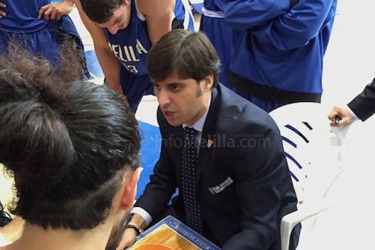 Alejandro Alcoba impartiendo consigna a sus jugadores durante un partido de la actual liga