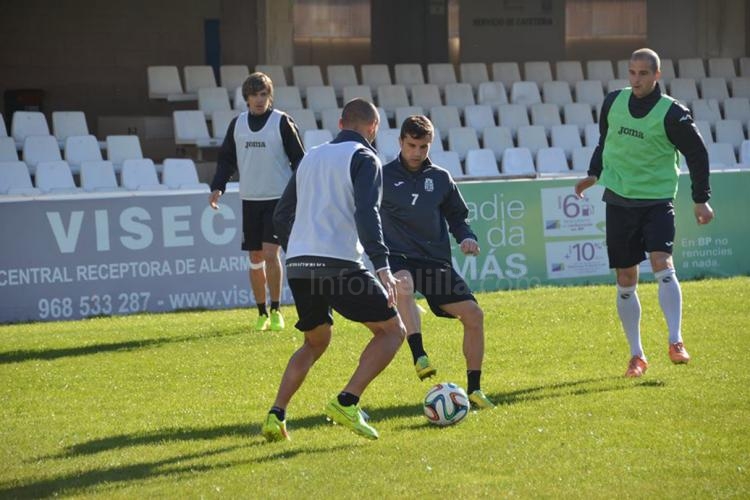 Jugadores del FC Cartagena en una de las sesiones de entrenamiento en su estadio