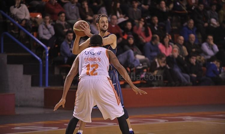 Asier Zengotitabengoa, con el balón entre sus manos