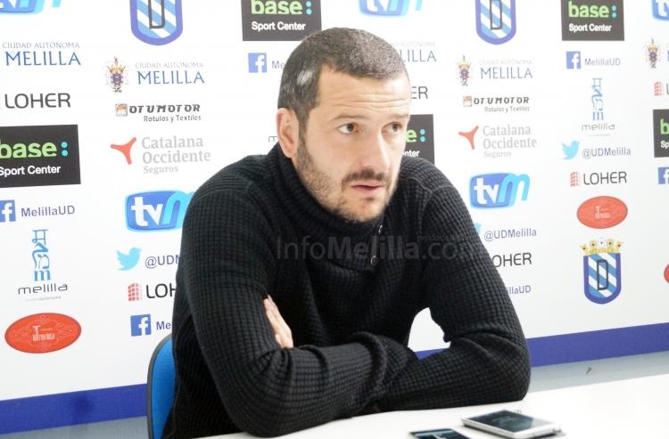 Fernándo Currás, técnico de la Unión Deportiva Melilla, en rueda de prensa este viernes
