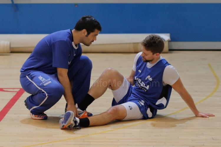 Eric Sánchez atendido por el fisioterapéuta, Alex Ríos en el momento de su lesión
