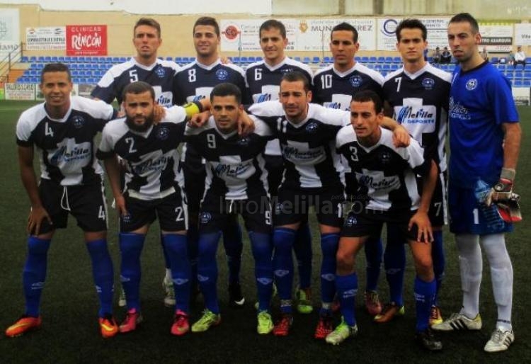 Una de las formaciones iniciales del Atlético Melilla durante la presente temporada