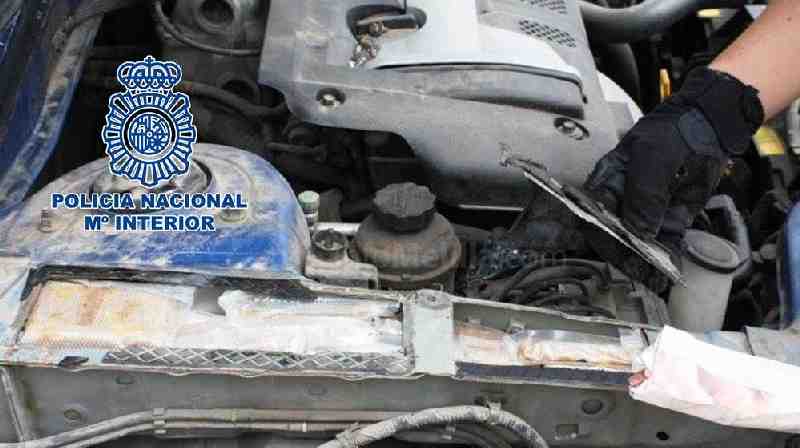 La Policía Nacional detiene a una joven con 103 paquetes de hachís ocultos en su vehículo
