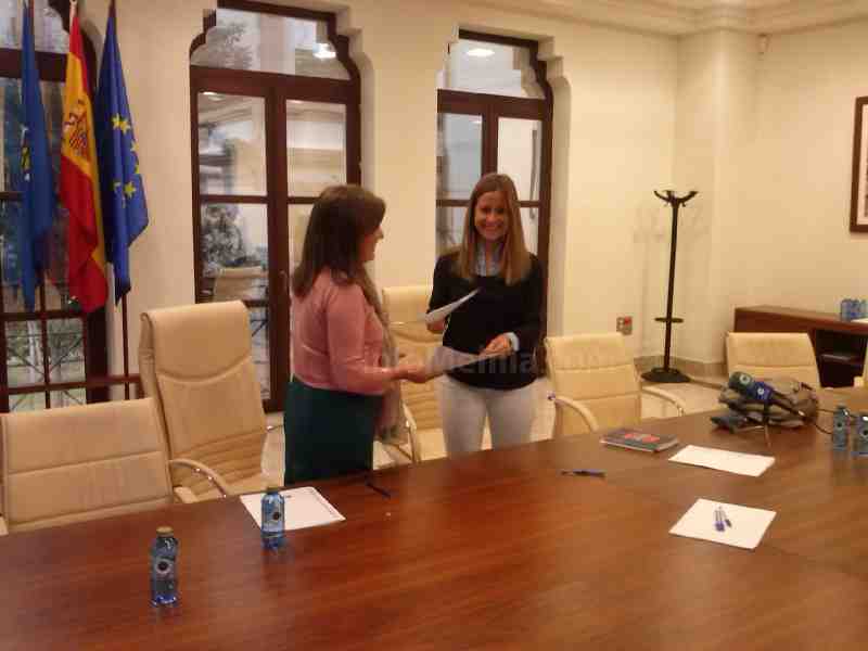 Acedo y Azancot en el momento de la firma del protocolo