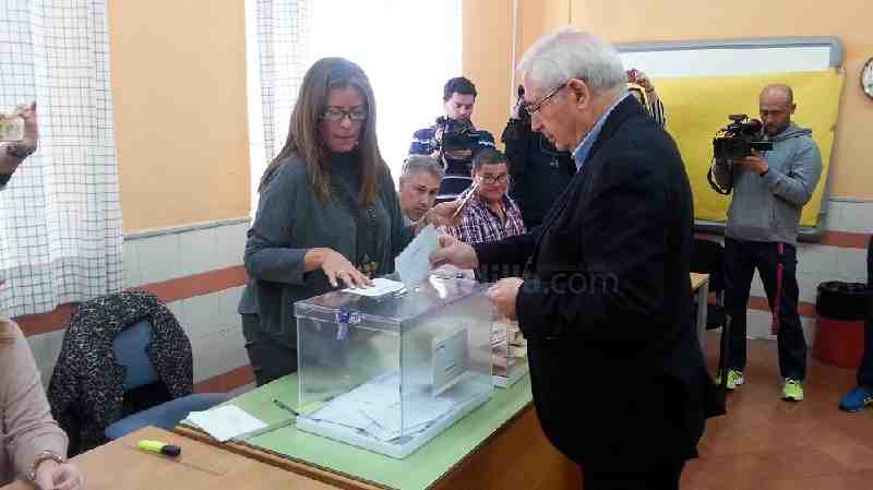 Juan José Imbroda, candidato al Senado, ejerciendo su derecho al voto
