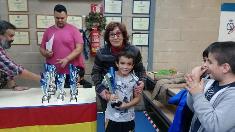 Cristian Dionis recogiendo su trofeo