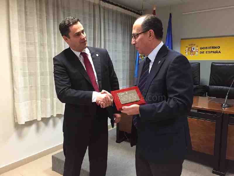 La Fundación FESEI entrega a El Barkani una placa de agradecimiento por la colaboración de la Delegación en el Máster en Liderazgo, Diplomacia e Intel