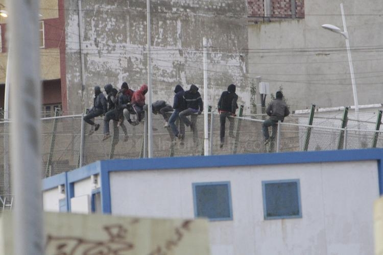 Más de 600 inmigrantes intentan saltar la valla fronteriza durante toda la noche, 40 de ellos logran entrar