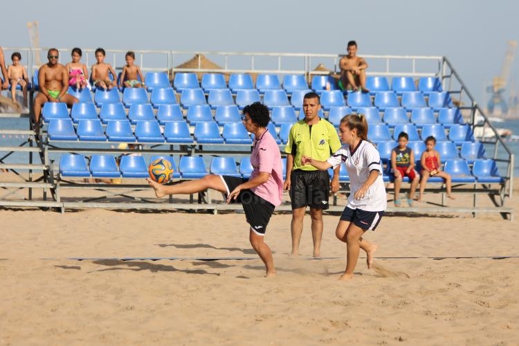 Torreblanca Melilla A se lleva el título de fútbol playa en féminas, tras una emocionante final ante la Peña Real Madrid