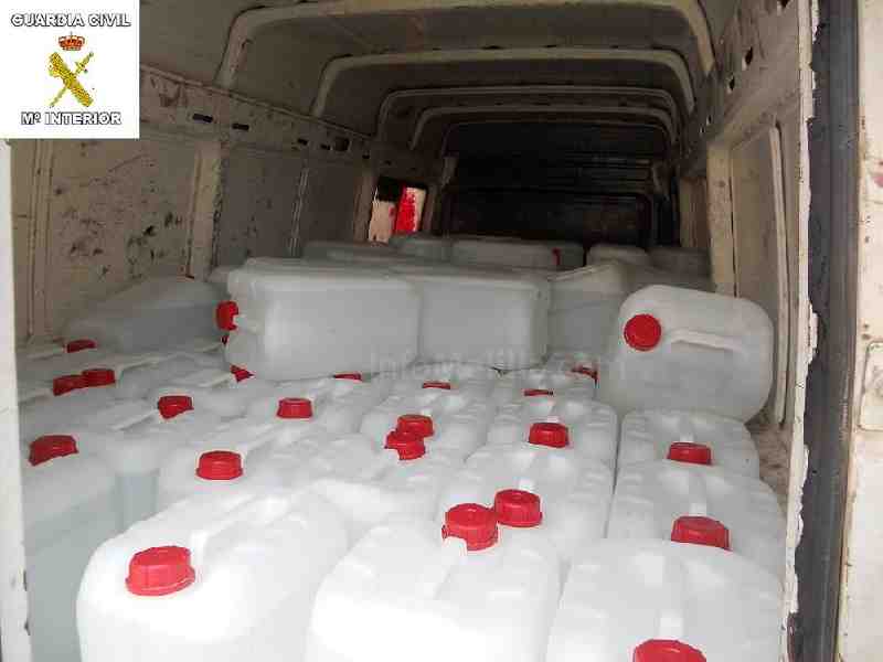 Detenido el conductor de una furgoneta que circulaba con 5.000 litros de alcohol distribuidos en 200 garrafas de 25 litros