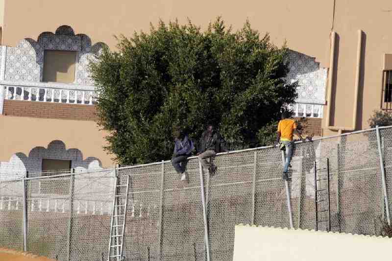 La Guardia Civil frustra un intento de salto a la valla de Melilla protragonizado por un 70 inmigrantes, aunque cinco de ellos han logrado entrar