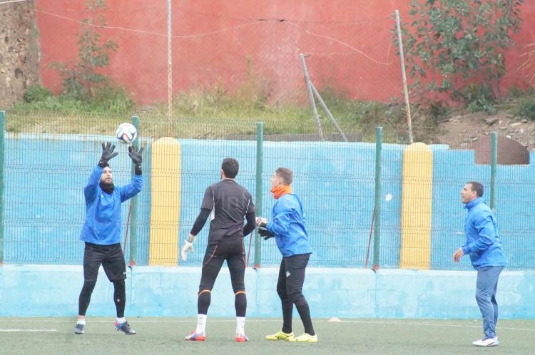 La U.D. Melilla hace frente al temporal en La Espiguera