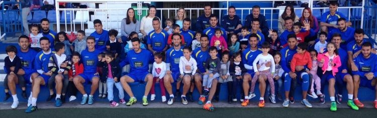 Unión Deportiva Melilla: Los niños del infantil del CEIP Reyes Católicos visitaron al equipo en el estadio