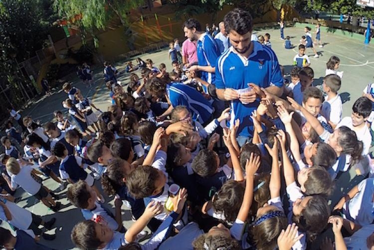 CB Melilla: Manzano, Larraona y Gatell visitaron el Colegio Enrique Soler y repartieron entradas para el partido de este viernes