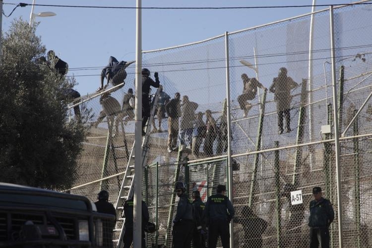 Dos inmigrantes logran acceder a Melilla tras un intento protagonizado por casi un centenar