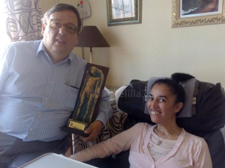 Soraya Mohamed recibe el trofeo a los "Valores Humanos" concedido por la APDM