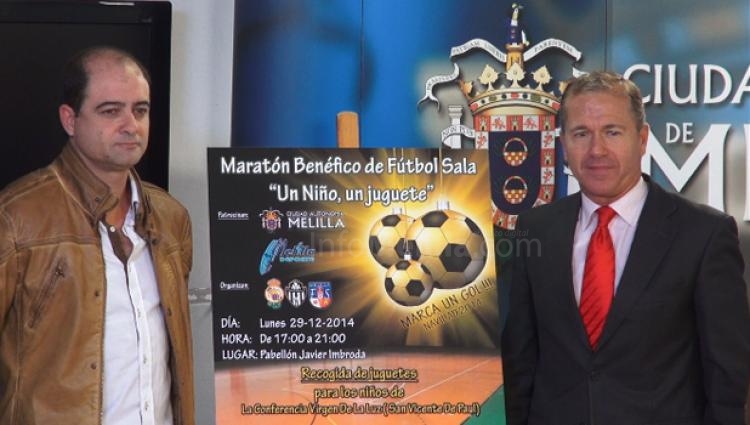 El club que preside este hombre, Rafa Torreblanca, -izquierda- tendrá que viajar a Albolote