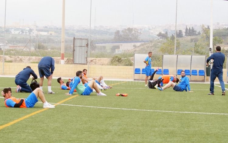 La U.D. Melilla se adapta al césped artificial