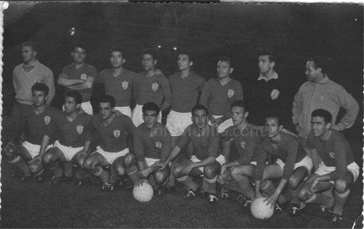 Rojas, agachado, el tercero por la izquierda