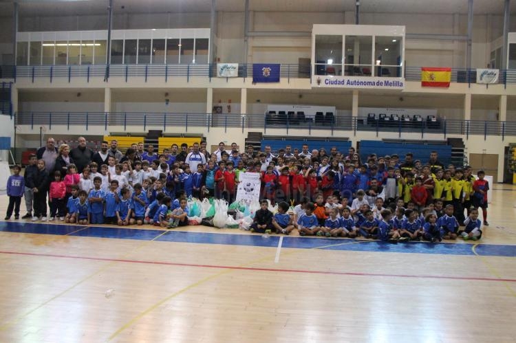 El fútbol melillense muestra su solidaridad participando en el evento "Un gol, un alimento"