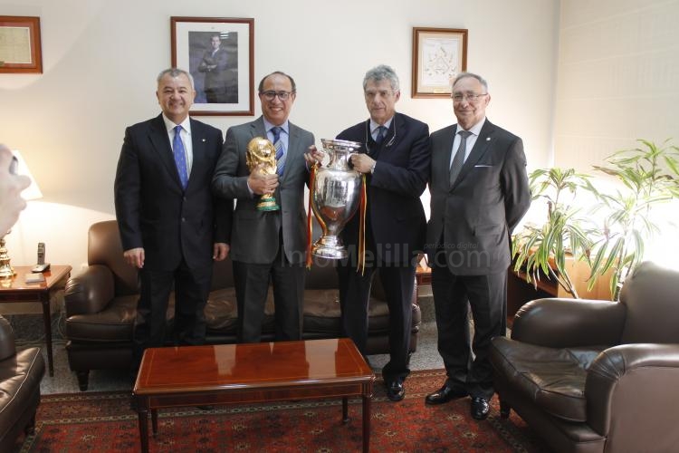 Villar recibe la insignia de oro y brillantes de la Federación Melillense de Fútbol